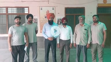 पूरनपुर: राष्ट्रीय किसान मजदूर संगठन ने मंडी समिति में अव्यवस्थाओं को लेकर 11 सूत्रीय ज्ञापन एसडीएम को सौंपा