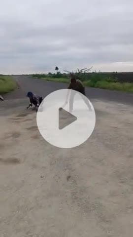 मेन रोड फिर की बावड़ी पे रेत गिट्टी गिरती हुई जिसकी सफाई करते हुए रायथल के युवक/ देवकरण मीणा विनोद सुरेंद्र कुलदीप