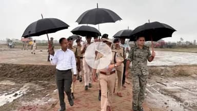 नवादा: कुंती नगर में बारिश के दौरान प्रधानमंत्री के आगमन से पहले मगध के आईजी, एसपी सहित तमाम अधिकारियों ने किया निरीक्षण
