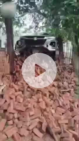 जतारा: जतारा में संदिग्ध सामान से भरी कार ने गायों को कुचला, 3 आरोपी फरार, 2 हिरासत में, पुलिस जांच जारी