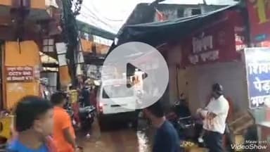 देवघर: बाबा मंदिर प्रांगण में महिला श्रद्धालु गिरकर हुई बेहोश, इलाज के लिए सदर अस्पताल में भर्ती