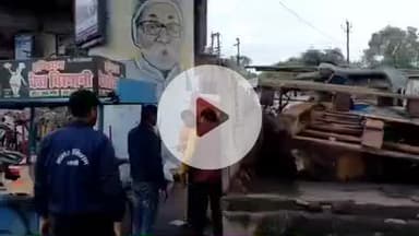 झांसी: सीपरी बाजार में नगर निगम का अतिक्रमण हटाओ अभियान, चित्र चौराहा से गुरु नानक चौराहे तक अवैध अतिक्रमण किया गया साफ