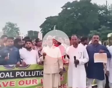 चास: बोकारो के सिवनडीह में प्रदूषण के खिलाफ लोगों ने निकाला कैंडल मार्च