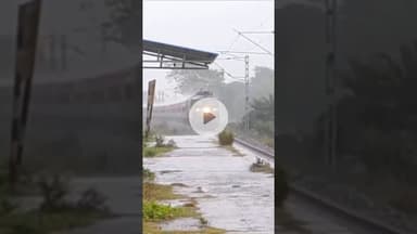 जोगबनी दानापुर एक्सप्रेस में लगा डबल इंजन  #shorts #bihar #khabarseemanchal