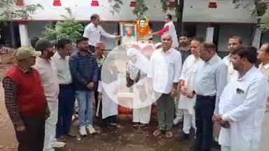 झांसी: सरदार पटेल की जयंती और पूर्व पीएम इंदिरा गांधी की पुण्यतिथि पर झांसी में कांग्रेसियों ने श्रद्धांजलि अर्पित की