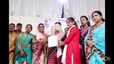 धार: धार में केंद्रीय राज्यमंत्री सावित्रि ठाकुर की अध्यक्षता में पीएम आवास मेला संपन्न