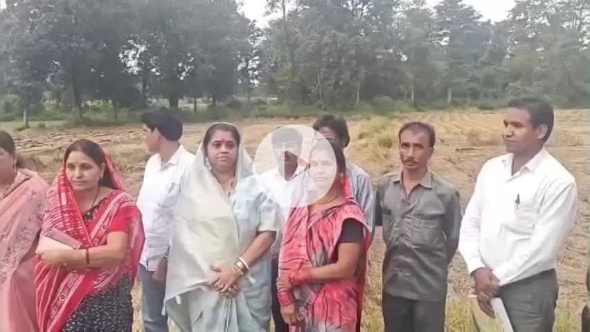 लालबर्रा: विधायक ने लेंडेझरी में किसानों के साथ फसलों का निरीक्षण किया, बारिश से हुए नुकसान का जायजा लिया