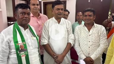 आरा: कार्यलय में पूर्व केंद्रीय मंत्री आरके सिंह और जेडीयू एमएलसी राधा चरण साह की मुलाकात, राजनीतिक चर्चा हुई गर्म