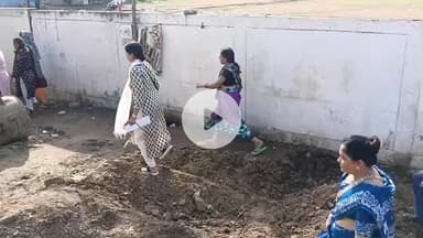 खंडवा नगर: मां नवचंडी मेला क्षेत्र में फूड जोन पर बवाल, कांग्रेस अध्यक्ष जेसीबी पर चढ़ीं, महंत ने जताई आपत्ति