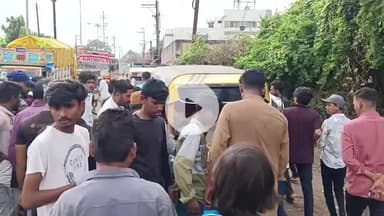 खंडवा नगर: आईसर वाहन ने ऑटो को मारी टक्कर, ऑटो चालक मोहम्मद बाबू बाल-बाल बचे