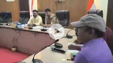 खड्डा: कुशीनगर में जिला सड़क सुरक्षा समिति की बैठक, डीएम ने अनफिट स्कूल वाहनों पर सख्त कार्रवाई के दिए निर्देश