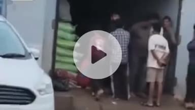 झांसी: गाजगांव में पूर्व प्रधान के घर से 81 बोरी खाद की गई जब्त, वीडियो हुआ वायरल