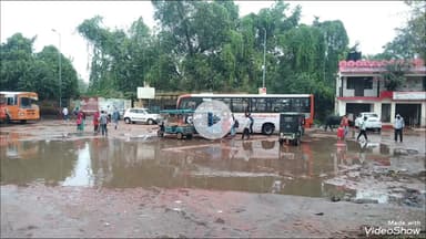 मिर्ज़ापुर: बंगाल की खाड़ी से उठे चक्रवाती तूफान मोंथा ने जनपद का मौसम बिगाड़ा, पूरी रात हुई बारिश से रोडवेज परिसर बना तालाब