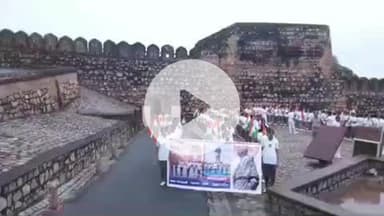 झांसी: झाँसी में पुलिस विभाग का 'रन फॉर यूनिटी', सरदार वल्लभ भाई पटेल की 150वीं जयंती पर एकता और सुरक्षा का संकल्प