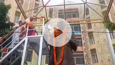 जौनपुर: सरदार वल्लभभाई पटेल की जयंती पर नेताओं और अधिकारियों ने मूर्ति पर किया माल्यार्पण