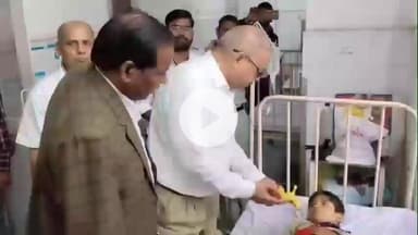 झांसी: जिला अस्पताल में लौह पुरुष सदन वल्लभभाई पटेल की जयंती पर CMO और CMS ने मरीजों को बांटे फल