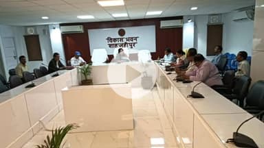 शाहजहांपुर: विकास भवन सभागार में सीएम डैशबोर्ड की बैठक संपन्न, मुख्य विकास अधिकारी ने अधिकारियों को दिए निर्देश