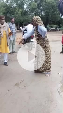 तहसील के सामने जिला छतरपुरमध्य प्रदेश 
समधी और समाधान के बीच लड़ाई हो रही बरौली गांव