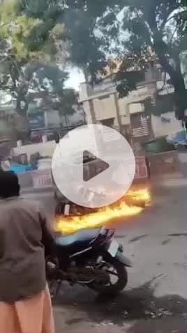 கடையநல்லூர்: காலையில் கடையநல்லூரில் இருசக்கர வாகனங்கள் மோதி தீப்பிடித்து எரிந்ததால் பரபரப்பு