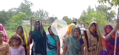 कटनी में अवैध शराब बिक्री के खिलाफ महिलाओं का चक्का जाम, पुलिस-प्रशासन पर अनदेखी का आरोप