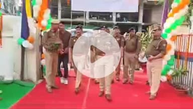 झांसी: झाँसी यातायात कार्यालय में यातायात माह का शुभारंभ, एसएसपी ने नियम पालन करने की दिलाई शपथ