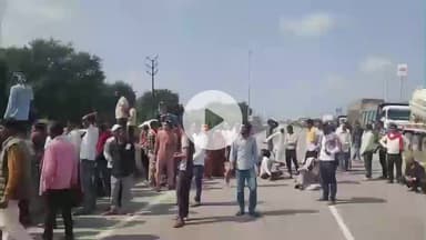 झांसी: खाद न मिलने के कारण दिगारा नेशनल हाईवे पर किसानों ने लगाया जाम, एक घंटे तक रहा यातायात बाधित