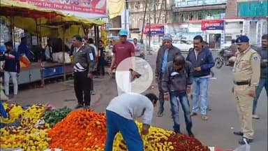 सागर नगर: देवउठनी ग्यारस पर निगमायुक्त ने कटरा बाजार को व्यवस्थित कराया, दुकानदारों को पीली लाइन के भीतर व्यापार करने की हिदायत दी