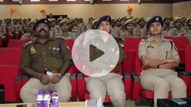 झांसी: झांसी के एसएसपी ने नए कानूनों पर पुलिसकर्मियों, छात्रों और महिलाओं को दीनदयाल सभागार में किया जागरूक