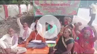 सोहावल: पूराकलन्दर थाना के सामने 112 नम्बर पुलिस के खिलाफ किसान यूनियन के कार्यकर्ताओं ने धरना दिया