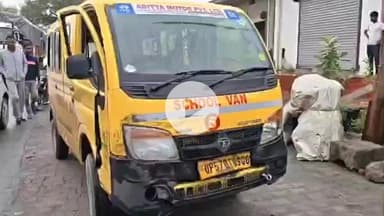 पडरौना: कुशीनगर रामकोला रगडगंज मोड़ पर दो स्कूली वाहनों की टक्कर, बच्चे बाल-बाल बचे, चार घायल