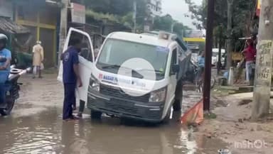 नवादा: नवादा नगर परिषद में जर्जर रोड के गड्ढे में फंसी नगर परिषद की गाड़ी, साल भर में बर्बाद हुआ रोड, थाना रोड की तस्वीर