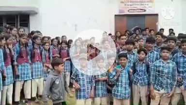 खुरई: सीएम राइज स्कूल के प्राचार्य आरपी नामदेव व पीटीआई संदीप सिंह देहात थाने में ग्रामीणों की रिपोर्ट दर्ज कराने पहुंचे