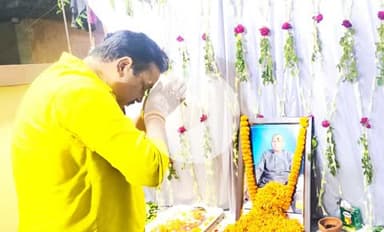 राष्ट्रीय परशुराम सेना भार्गव के अभिन्न अंग सीटू पाठक जी के पिताजी के ब्रह्मभोज में श्रद्धा सुमन पुष्प अर्पित करते सदस्य