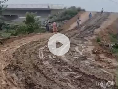 नवादा: नवादा के मंगल बीघा के पास पुल पर चढ़ने वाला रोड कीचड़ में तब्दील, घटिया निर्माण को लेकर लोगों ने उठाया सवाल