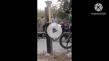 मैनपुरी: कोतवाली क्षेत्र में छात्रों द्वारा एक छात्र के साथ की जा रही मारपीट का वीडियो सोशल मीडिया पर हो रहा वायरल