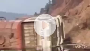 कोटला: उप तहसील कोटला के पास भेड़खड्ड में तारकोल से भरा ट्रक पलटा, हादसे में चालक को गंभीर चोटें आईं