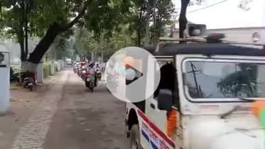 लखीमपुर: शहर के जेल गेट सहित विभिन्न मार्गों से यातायात पुलिस ने निकाली जागरूकता रैली, स्लोगन के जरिए दी सड़क सुरक्षा की सीख