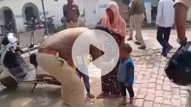 हाथरस: बंदर के काटने से मां और बच्चे पहुंचे सदर कोतवाली, सीओ सिटी की मानवता ने बच्चों को प्यार और दुलार दिया, वीडियो हुआ वायरल