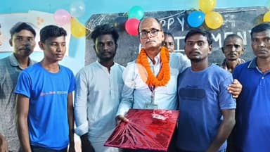 बलियापुर: बेलगड़िया: शिक्षक के सेवानिवृत्त होने पर झामुमो नेता और छात्रों ने दी विदाई, किया सम्मानित