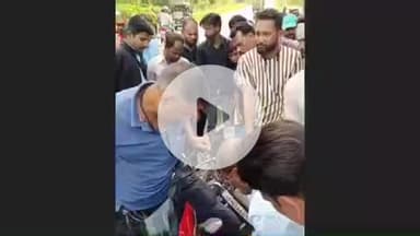 झांसी: रेलवे पुलिया नंबर 9 मार्ग पर हुए हादसे में NCRMU टीम ने की त्वरित सहायता, पीड़ित को भेजा अस्पताल