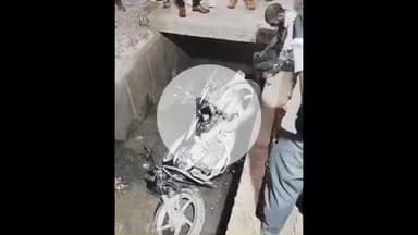 झांसी: झांसी की स्मार्ट सिटी में खुला नाला बना खतरा, लक्ष्मी गेट क्षेत्र में बाइक नाले में गिरी, वीडियो आया सामने