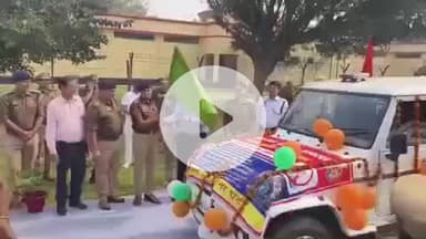 हाथरस: DM और SP ने माधव प्रेक्षागृह से यातायात माह कार्यक्रम का शुभारंभ कर हरी झंडी दिखाकर यातायात जागरुकता रैली को रवाना किया