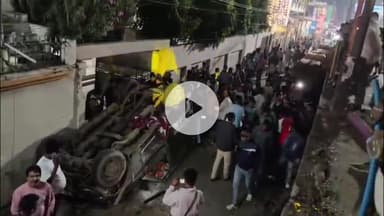 सागर नगर: राहतगढ़ रेलवे ओवर ब्रिज से 8 फीट नीचे गिरी बोलेरो, नाली में गिरी बच्ची, किस्मत से बची चारों की जान