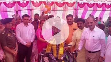 हाथरस: जिला स्पोर्ट्स स्टेडियम में दिव्यांगजनों को जनप्रतिनिधियों ने ट्राई साइकिल, वैशाखी और व्हीलचेयर वितरित की