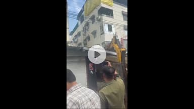 इंदौर: सेफी नगर में नगर निगम ने टिन की अवैध दुकानों पर की कार्रवाई, बुलडोजर से दुकानें गिराईं