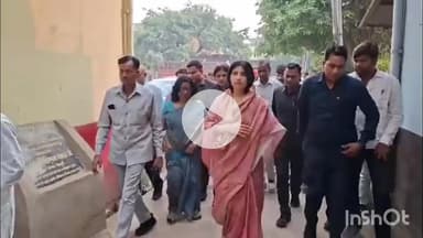 मैनपुरी: यादव नगर में सैनिक प्रकोष्ठ के मंडल प्रभारी की मृत्यु के बाद सपा सांसद डिंपल यादव ने परिजनों से की मुलाकात