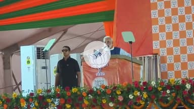 आरा: आरा में प्रधानमंत्री मोदी ने कहा, आरजेडी ने गुंडई करते हुए कांग्रेस के कनपटी पर कट्टा सटा कर सीएम पद लिया है