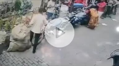 झांसी: बड़ा बाजार में फुटपाथ पर लगे बिजली के खंबे में आया करंट, युवक चिपका, वीडियो हुआ वायरल