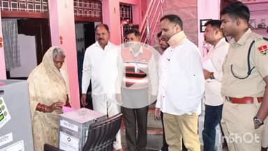 बारां: जिला निर्वाचन अधिकारी एवं पुलिस अधीक्षक ने अंता क्षेत्र में होम वोटिंग के माध्यम से मतदान प्रक्रिया का किया निरीक्षण