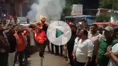 मेदिनीनगर (डालटनगंज): सदर मेदिनीनगर सीओ के खिलाफ राष्ट्रीय परशुराम युवा वाहिनी का आक्रोश, पुतला दहन कर जताया विरोध